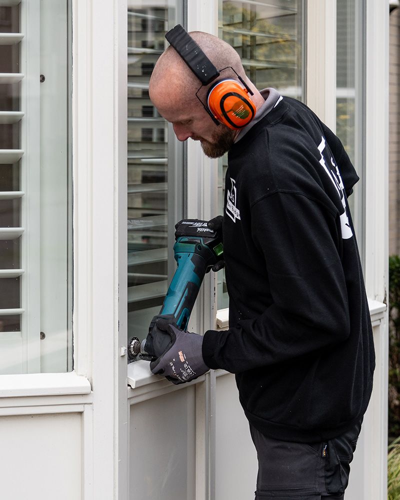 Medewerker van Glas voor ieder Budget die bezig is met het plaatsen van glas