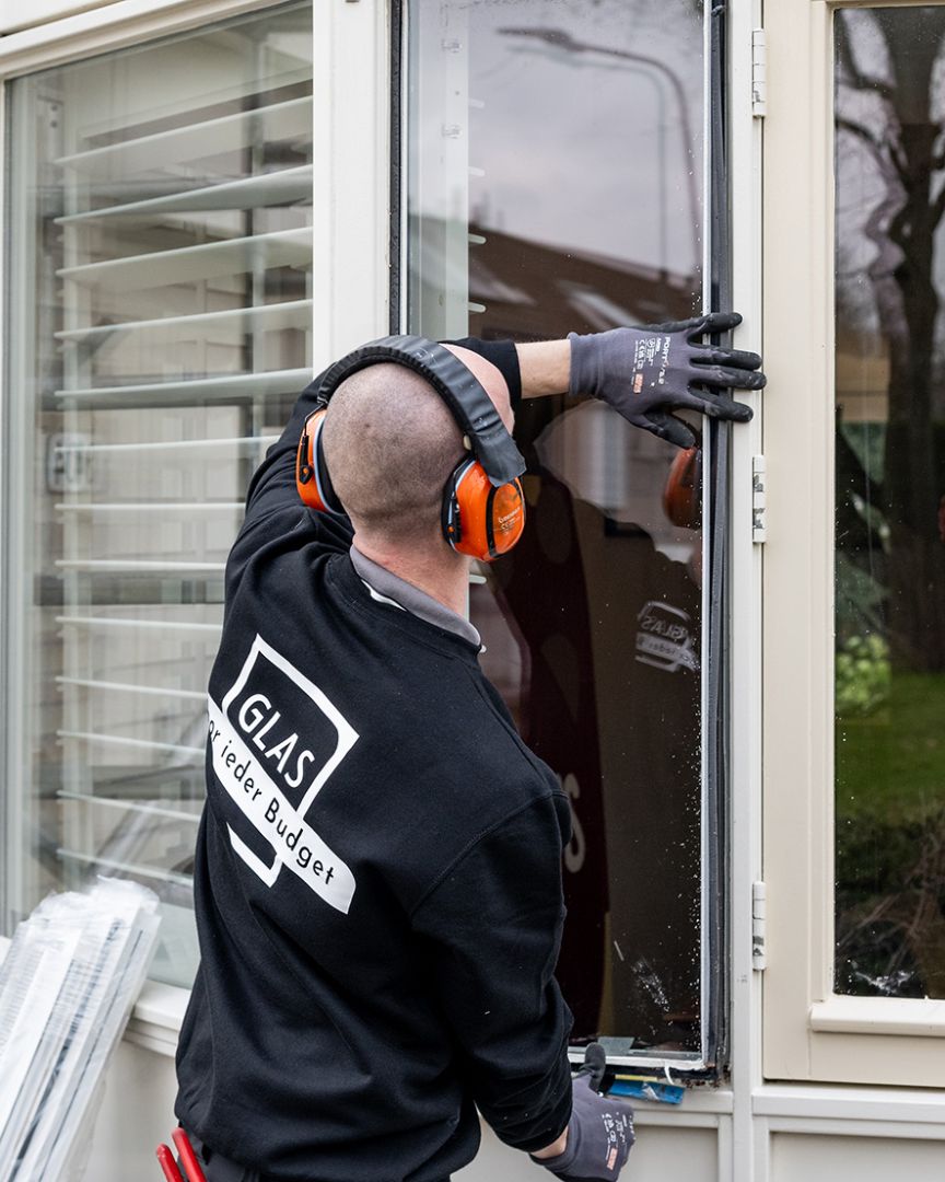Medewerker van Glas voor ieder Budget die bezig is met het plaatsen van glas